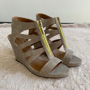BRAND NEW MICHAEL ANTONIO WEDGES
